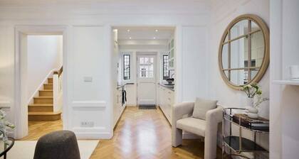 The Charm of Chelsea - Modern 4bdr With Shared Courtyard