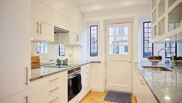 House (4 Bedrooms) | Exterior