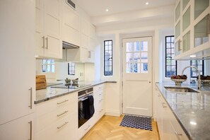 House (4 Bedrooms) | Exterior - The Charm of Chelsea - Modern 4bdr With Shared Courtyard (London)