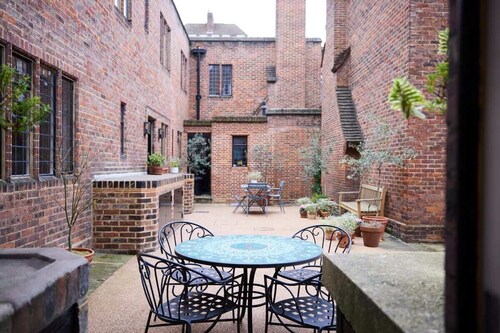 The Charm of Chelsea - Modern 4bdr With Shared Courtyard