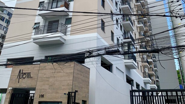 Un immeuble de grande hauteur doté de nombreux balcons et dont l’entrée, bien visible, est marquée du numéro 106.