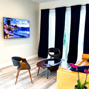 TV - Stunning 2-bedroom house w/ fitness room, outdoor kitchen WiFi in Moorpark (Moorpark)