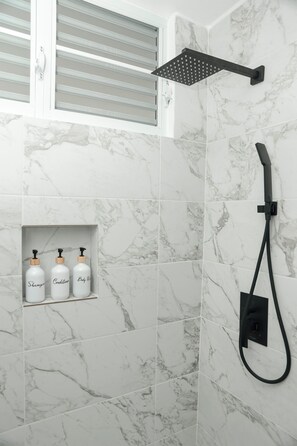 Regadera, toallas, jabón, papel de baño 