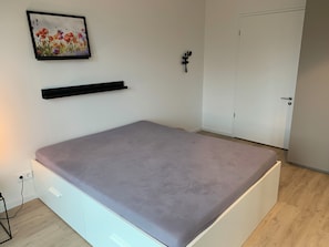 1 bedroom, iron/ironing board, travel cot, free WiFi