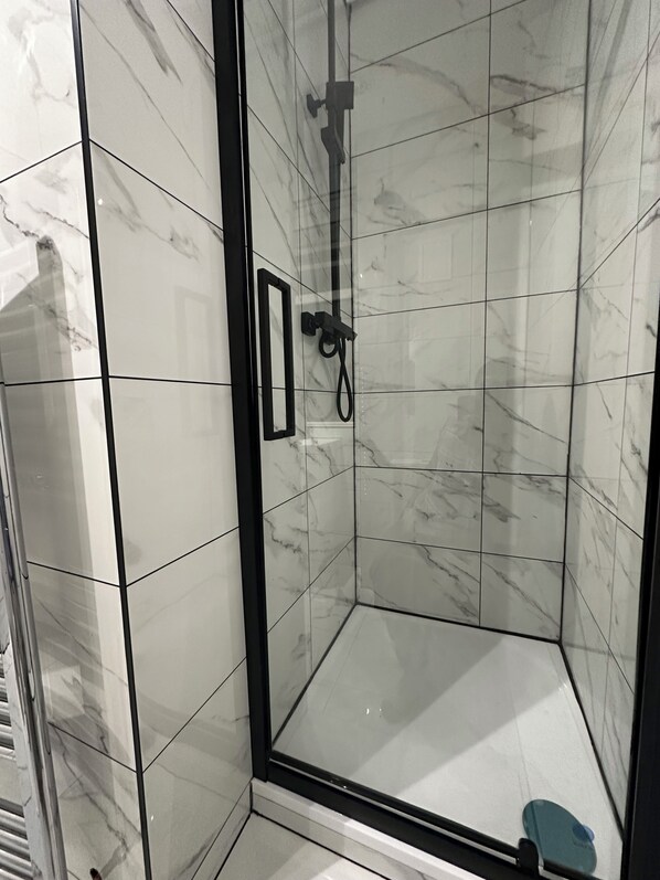 Dusche, Haartrockner, Handtücher, Seife