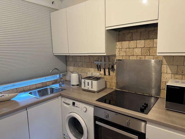 Réfrigérateur, four à micro-ondes, un four, bouilloire électrique