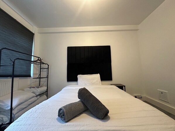 2 makuuhuonetta, silitysrauta/-lauta, vauvan matkasänky, Wi-Fi