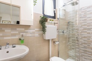Dusche, Haartrockner, Bidet, Handtücher