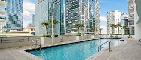 2 udendørs pools, liggestole