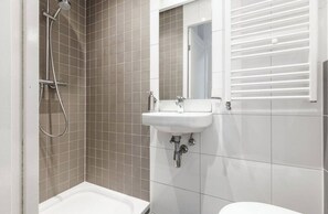 Dusche, Haartrockner, Handtücher, Seife