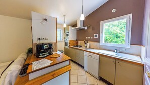 Coffee/tea maker, fridge, microwave, oven - Le Cabanon by Pinarello Villa Services (Sainte-Lucie de Porto-Vecchio)