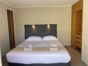 5 slaapkamers, een strijkplank/strijkijzer, reisbedje, gratis wifi