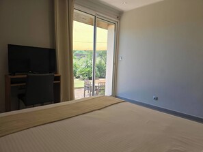 5 slaapkamers, een strijkplank/strijkijzer, reisbedje, gratis wifi