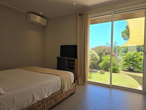 5 slaapkamers, een strijkplank/strijkijzer, reisbedje, gratis wifi