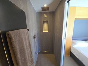 5 bedrooms, iron/ironing board, travel cot, free WiFi