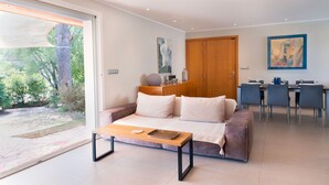 Un salon moderne avec un canapé, une table basse et un coin repas.