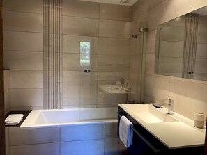 Dusche, Haartrockner, Handtücher