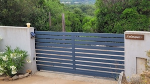 A gated entrance with a sign reading "Lalanopée."