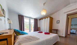 2 bedrooms, iron/ironing board, free WiFi, bed sheets