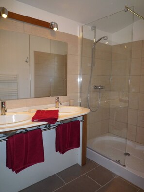 Douche, séchoir à cheveux, serviettes fournies