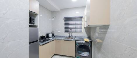 Jääkaappi, mikroaaltouuni, liesi, vedenkeitin