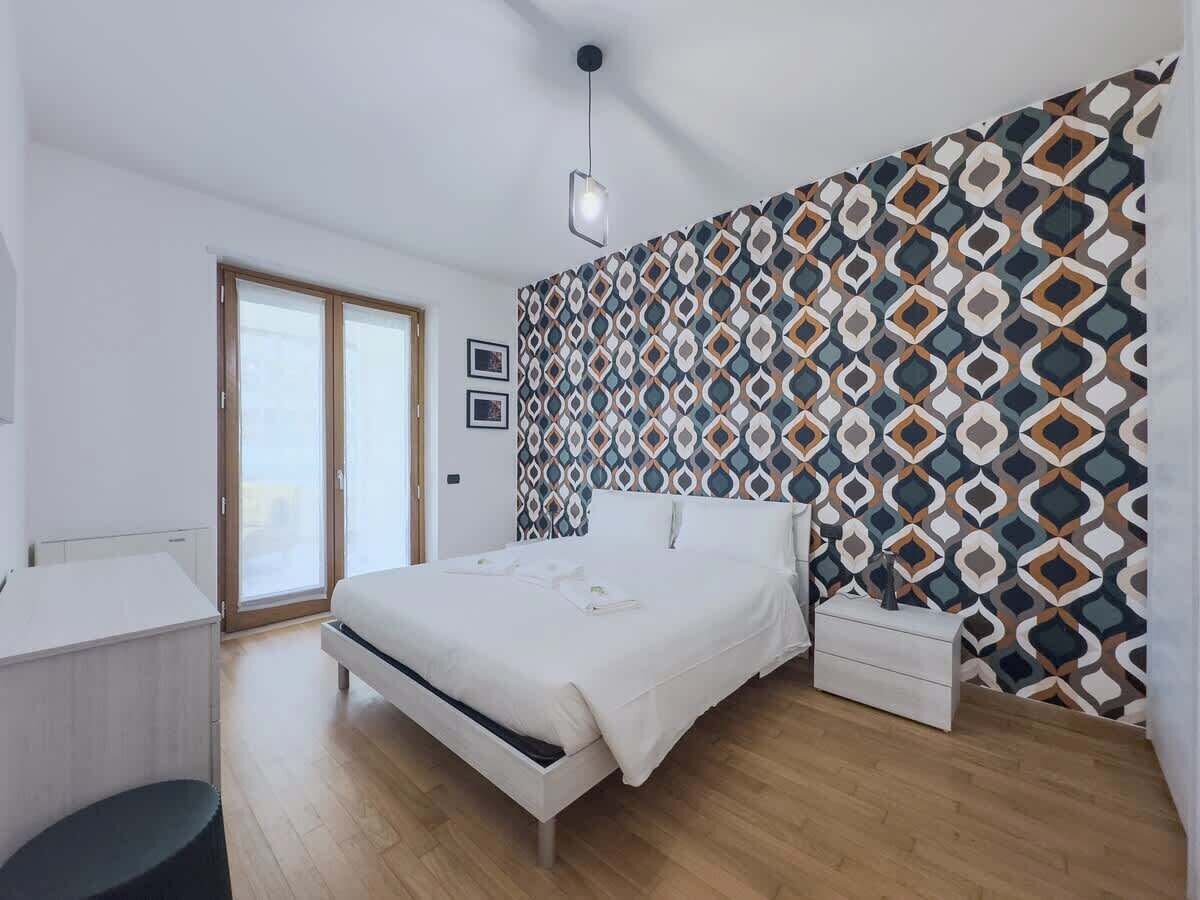 Een strijkplank/strijkijzer, wifi, beddengoed