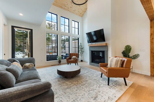 Brand NEW Ski-in/Ski-out retreat at Cranmore Mt.!