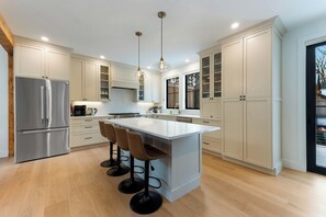 Refrigerador, microondas, horno y parrilla de estufa 