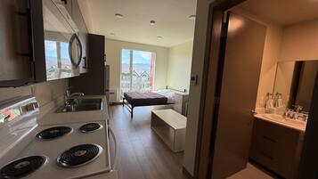 Studio | Een bureau, een laptopwerkplek, gratis wifi, beddengoed