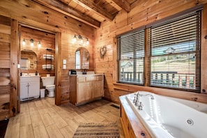 Douche, baignoire Ă jets, sĂšche-cheveux, serviettes fournies