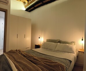 2 habitaciones, tabla de planchar con plancha y cuna de viaje