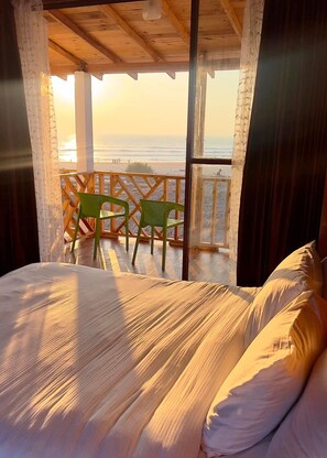Habitación individual Deluxe, balcón, vista al mar | Sábanas de algodón egipcio, ropa de cama de alta calidad y edredón