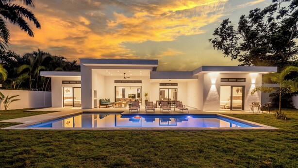 A modern house with a swimming pool, large windows, and a well-maintained lawn. - House Los Amigos 4 BR A/C - 9 persons / 2 minutes from beach / private pool Wifi (Las Terrenas)