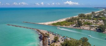 Pool Home- 3BR 2BA House Near Beaches & all that Beautiful Venice as to offer!