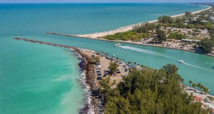 Pool Home- 3BR 2BA House Near Beaches & all that Beautiful Venice as to offer!