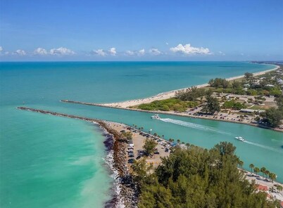 Pool Home- 3BR 2BA House Near Beaches & all that Beautiful Venice as to offer!