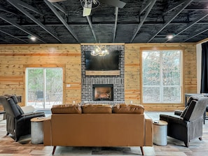 TV connectée, cheminée, baby-foot