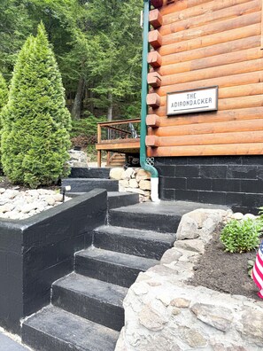 Property grounds - The Adirondacker- Spacious 4-bedroom house in charming Lake George with AC, WiFi (Lake George)
