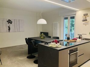 Frigorifero, forno, piano cottura, lavastoviglie