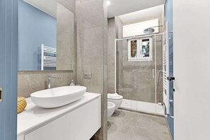 Dusche, Haartrockner, Shampoo