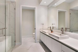 Bruser, hårtørrer, håndklæder, Toiletpapir