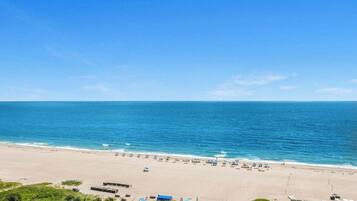 Sur la plage, chaise longue, serviettes de plage