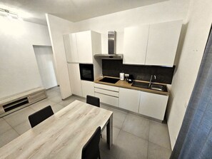 Fridge, oven, stovetop, electric kettle
