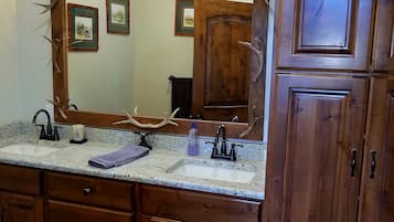 Douche, sĂšche-cheveux, serviettes fournies, savon