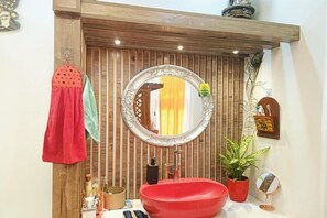 Regadera, toallas, jabón, shampoo 