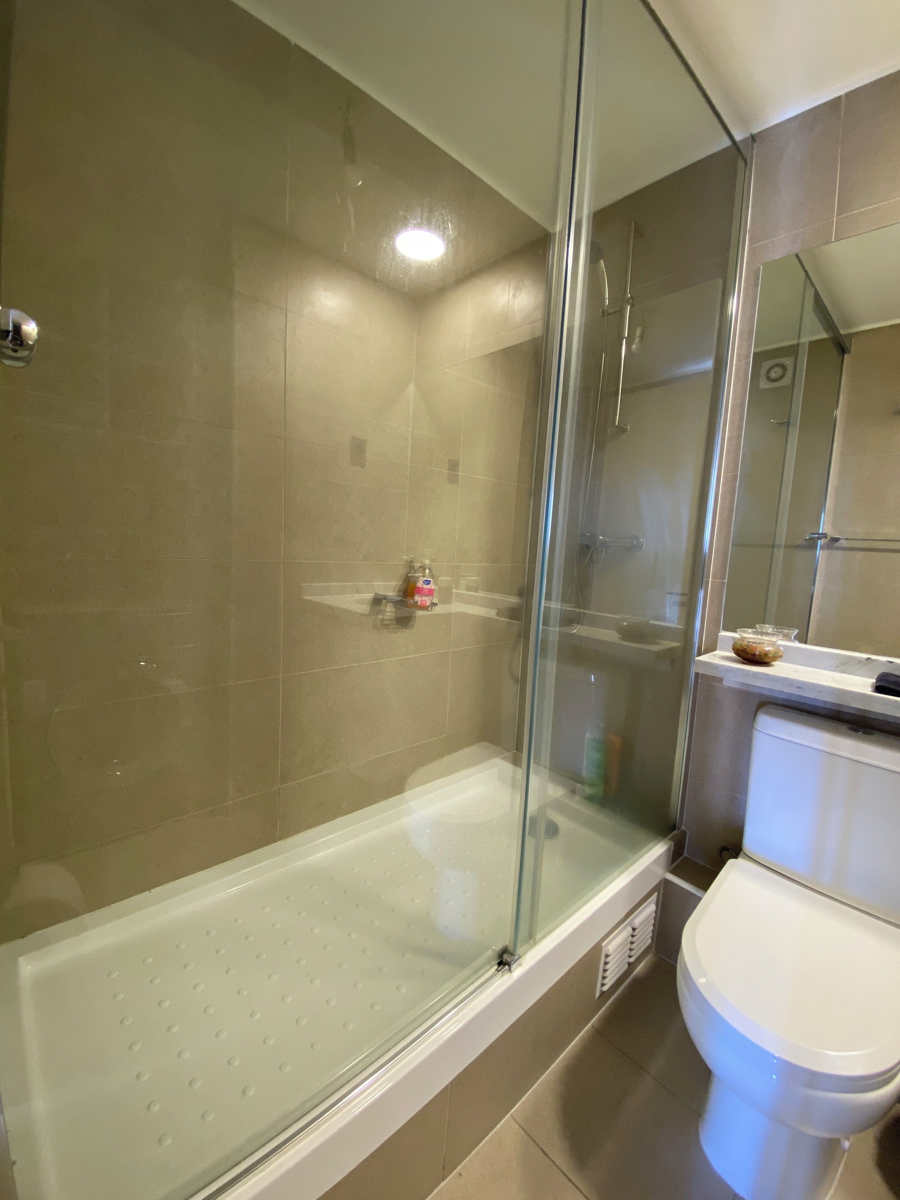 Secadora de cabello, toallas, jabón, papel de baño 