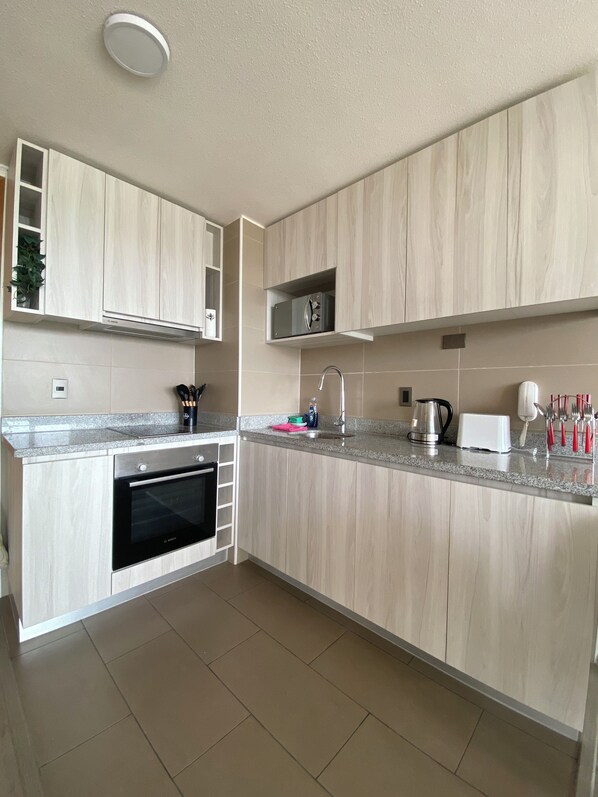 Jääkaappi, mikroaaltouuni, uuni, liesi