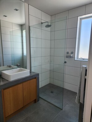 Regadera, toallas, jabón, papel de baño 