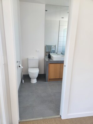 Dusche, Handtücher, Seife, Toilettenpapier