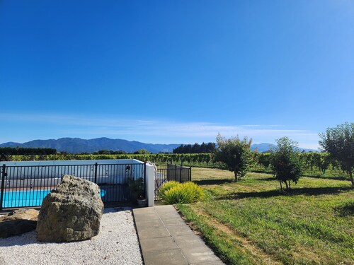 Vineyard accommodation close to Renwick. Quiet apartment surrounded by vines.